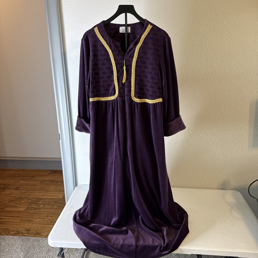 Laura Michelle Woman's Vintage Caftan floor Purple Velvet Size Large